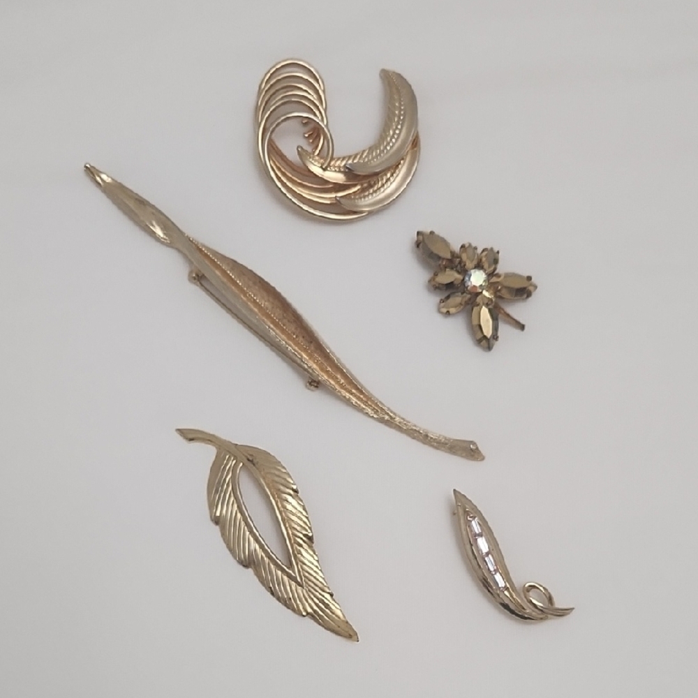 Gold Leaves Brooch Set Vintage